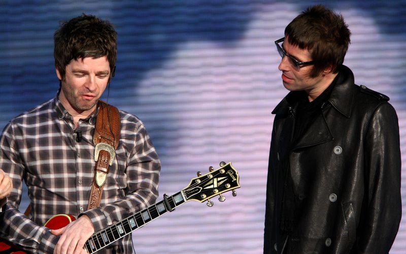 Noel Gallagher (links) and Liam Gallagher wollen 2025 wieder gemeinsam auf die Bühne treten.