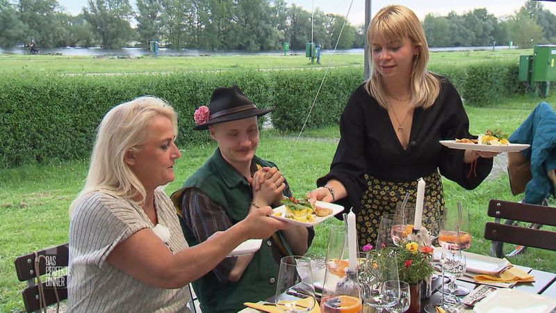 Gaby (links) und Tim freuen sich schon auf die Vorspeise: Knoblauchbrot mit Mango-Avocado-Mozzarella-Salat.
