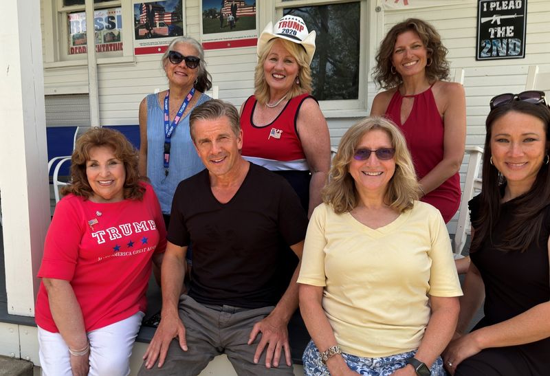 Und alle schön lächeln: Markus Lanz mit den "Trump-Ladies" sitzend auf der Veranda.
