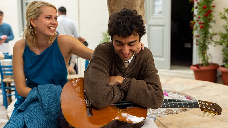 Sieben Jahre Liebe, die auf der griechischen Insel Hydra begann und über weite Strecken dort stattfand: Leonard Cohen (Alex Wollf) und seiner großen Liebe Marianne (Thea Sofie Loch Næss) ist die achtteilige Erzählung "So long, Marianne - Eine Leonard Cohen-Serie" gewidmet.
