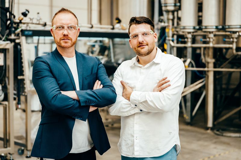 Sie wollen Elektroautos besser machen: Kolja Beltrop (links) und Ralf Wagner kümmern sich mit ihrem Start-up E-Lyte um die Verbesserung von Batteriezellen. 