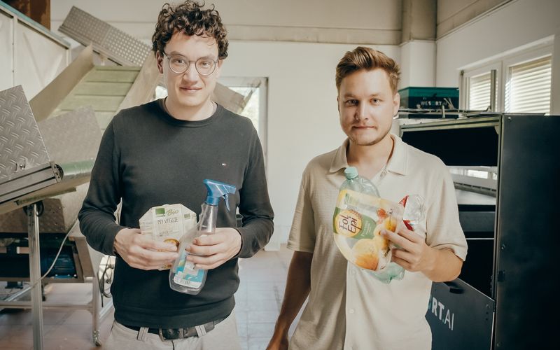 Johannes (links) und Nathanael Laier haben mit ihrem Start-up WeSort.AI ein Mülltrennungs-Unternehmen basierend auf KI gegründet. Die jungen Unternehmer wollen die Recyclingquote verbessern. Aber verbessern sie auch ihr eigenes Leben? 