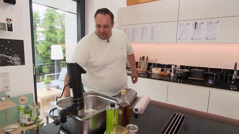 Der Sous-vide-Garer sorgte schon am Vorabend für einen Lacher, heute kommt er bei Christian beim Hirschbraten zum Einsatz.
