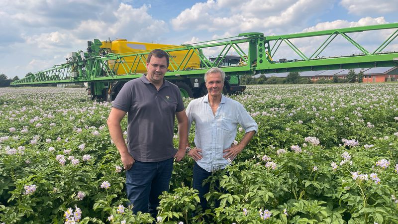 Der Landwirt Dirk Sandering (links) wendet auf seinem Kartoffelfeld in Niedersachsen chemischen Pflanzenschutz an. Hannes Jaenicke spricht mit ihm unter anderem über Alternativen.