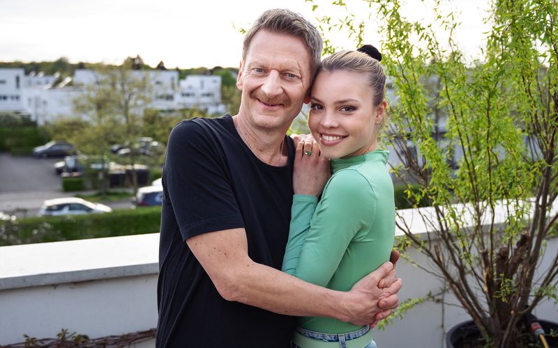 Social-Media-Star Rigo (Michael Kessler) und seine Tochter Gilda (Lea Zoë Voss) sind unzertrennlich. 