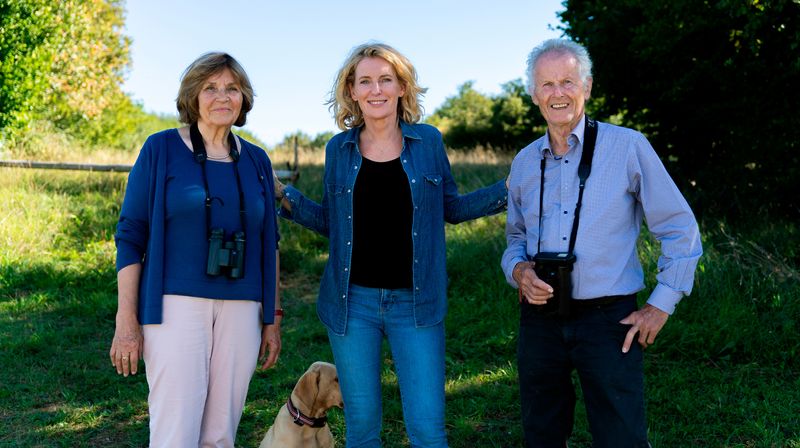 Maria Furtwängler trifft auf Dorothea und Wulf Gatter, die für ihre jahrzehntelange ehrenamtliche Arbeit an der Insekten-Forschungsstation Randecker Maar / Schwäbische Alb mit dem Bundesverdienstkreuz am Bande ausgezeichnet wurden.
