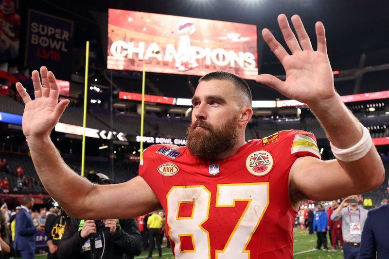 Inzwischen ist American Football auch in Deutschland ein echter Zuschauermagnet. In der Nacht auf Freitag, 6. September, überträgt RTL das erste Spiel der Saison, in der die Kansas City Chiefs mit ihrem Superstar Travis Kelce (Bild) als Titelverteidiger antreten. Als Aufwärmprogramm empfehlen wir: die mitreißendsten Football-Filme aller Zeiten!  