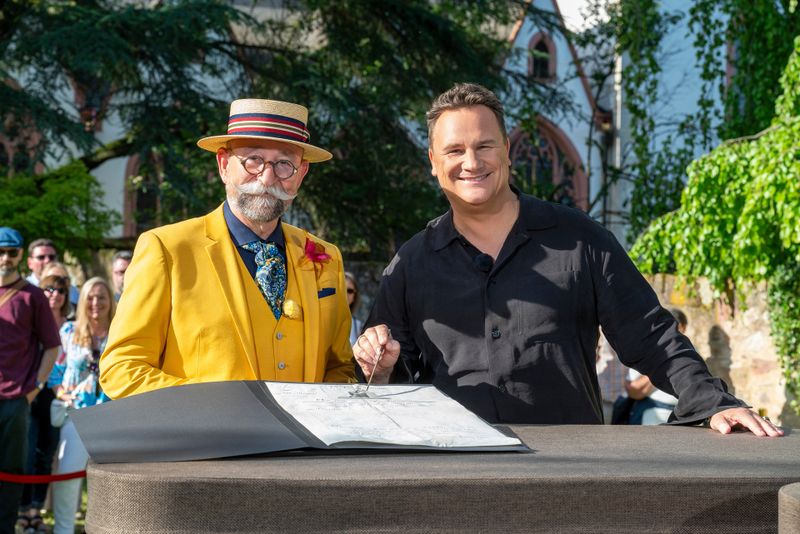 Horst Lichter und Guido Maria Kretschmer (rechts) wollen mehr über das historische Schriftstück herausfinden, das von Napoleon unterzeichnet wurde.