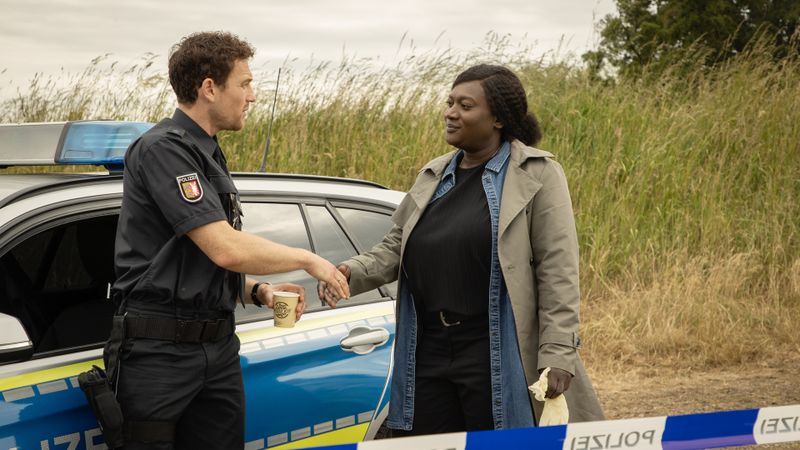 Pieper Olsen (Artjom Gilz) und Gloria Acheampong (Thelma Buabeng) treffen sich am Tatort. Passt die neue Frauenleiche in das Tatmuster eines Serientäters?