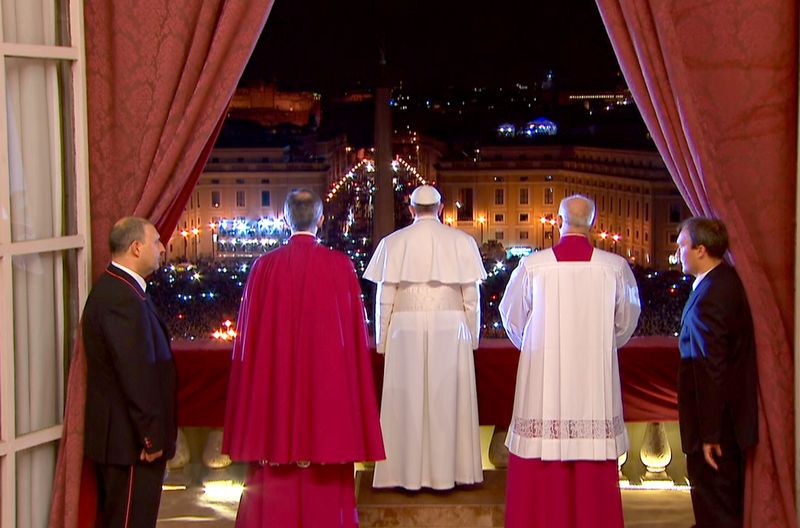 Papst Franziskus auf dem Balkon des Petersdoms in Rom. Bei seinem Amtsantritt versprach er eine Öffnung der Kirche. Aber nicht alle zogen bis heute mit.