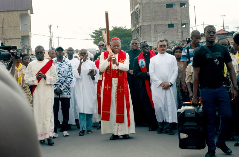 Kardinal Fridolin Ambongo Besungu in Kinshasa / Kongo, ein Kreuz bei der Karfreitagsprozession tragend. Wird die afrikanische Millionenstadt das neue Rom?