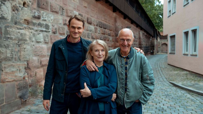 Auch ihre Zusammenarbeit bei fränkischen "Tatort" endet: Fabian Hinrichs macht als Felix Voss weiter, für Dagmar Manzel wird es eine Nachfolge geben und Max Färberböck (rechts, Regie) ist jener Kreative, der sich das Franken-Duo ausgedacht hat und für einige der besten Folgen verantwortlich zeichnete. Auch für Manzels Abgang "Trotzdem".