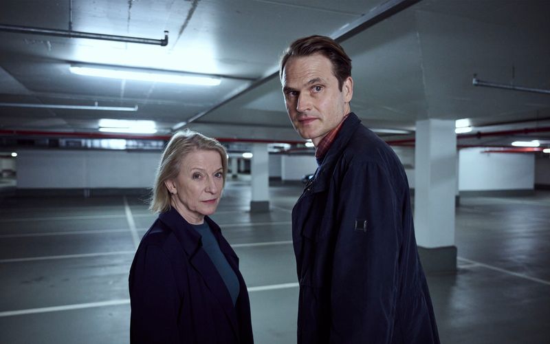 Paula Ringelhahn (Dagmar Manzel) und Felix Voss (Fabian Hinrichs) lösen im "Tatort: Trotzdem" ihren letzten gemeinsamen Fall. Die Schauspielerin scheidet freiwillig aus ihrem Krimi-Amt aus, während ihr Partner weitermachen will. 