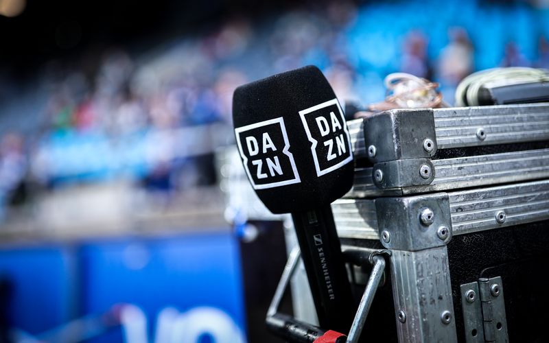 DAZN zeigt in der neuen Bundesliga-Saison viele attraktive Spiele - zum Verdruss etlicher Bayern- und BVB-Fans.