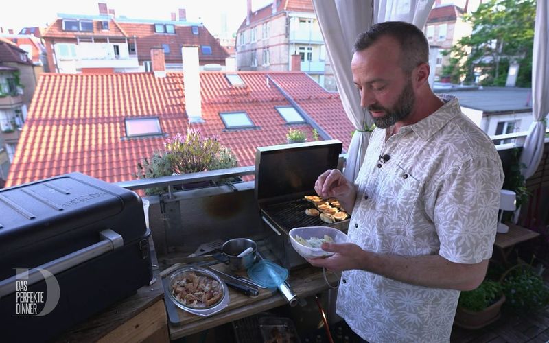 "No Risk, no Fun": Zur Vorspeise grillt Manuel Kaninchen.