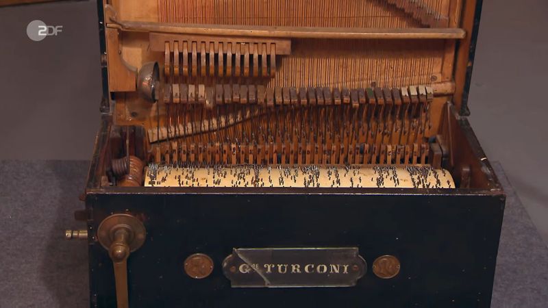 Das Rpückenklavier stammte aus Konstantinopel vom Hersteller Giuseppe Turconi, der das Instrument um 1900 gefertigt hatte. Trotz des schlechten Klangs und massiver Beschädigungen war Experte Sven Deutschmanek mit dem Wunschpreis von 1.000 Euro einverstanden.
