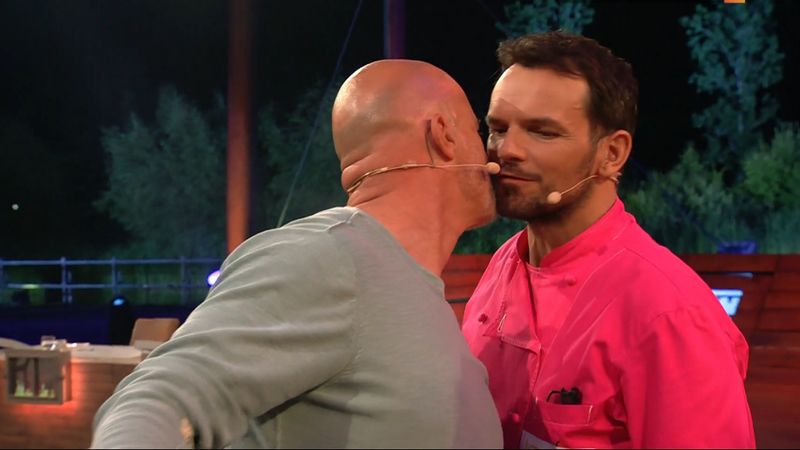 Sie küssten und sie begrillten sich: Bei "Grill den Henssler" kam es zum 19. Grill-Duell zwischen Detlef Steves (links) und Steffen Henssler. Und zum ersten innigen Kuss!