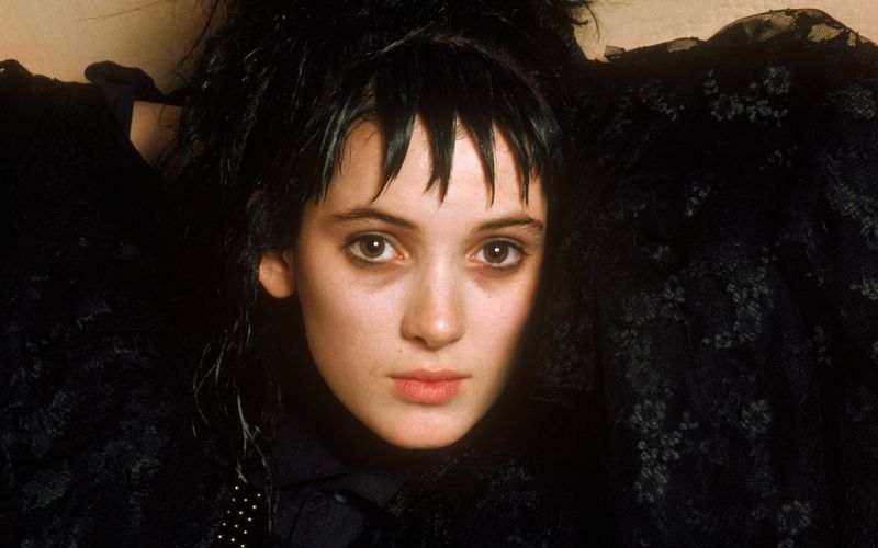 Angefangen haben die meisten von ihnen ganz unten - und wurden schließlich zu den meist umschwärmten Teenie-Stars der 80er-Jahre. Wie Winona Ryder dank "Beetlejuice", dessen Fortsetzung jetzt in den deutschen Kinos anläuft. Was aus Ryder und all den anderen Jungstars von damals wurde, verrät die Galerie. 