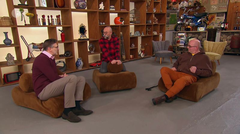 Verkäufer Stefan aus Bocholt hatte keinen Platz für seine Retro-Sitzgarnitur, hoffte aber in der Montagsausgabe der ZDF-Trödelshow "Bares für Rares" auf einen "guten Preis". Immerhin handelte es sich um ein Designer-Sofa und Horst Lichter fand es schon mal "bequem". Doch im Händlerraum war niemand überzeugt - trotz hohem Expertisenpreis ... 