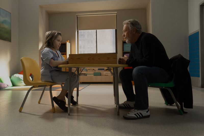 Nach dem Selbstmord seiner Frau findet der Kinderpsychiater Eli (Billy Crystal) in "Before" (ab 25. Oktober, Apple TV+) keine Energie mehr für seinen Job. Doch der von Wahnvorstellungen geplagte Noah (Jacobi Jupe) braucht seine Hilfe - und scheint mit Elis eigener Vergangenheit verbunden zu sein.