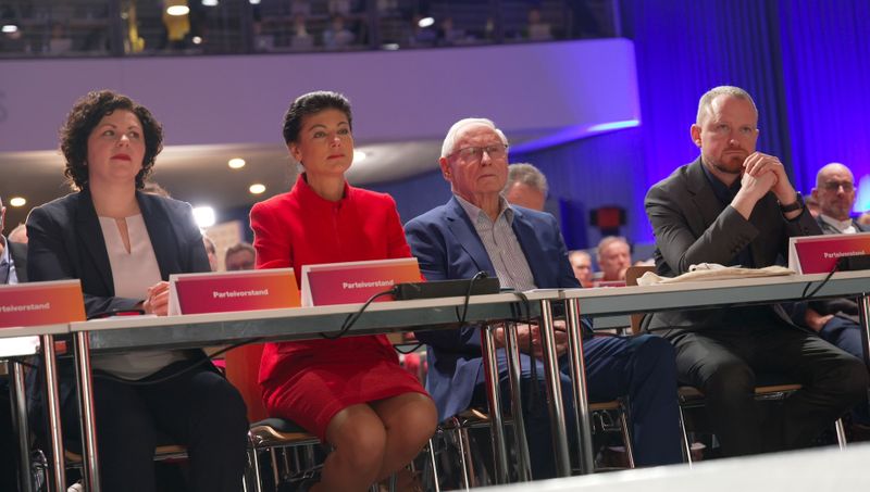 Auf dem Gründungsparteitag des BSW wird Sahra Wagenknecht (zweite von links) von ihrem Ehemann, dem ehemaligen SPD-Chef Oskar Lafontaine begleitet. Auf dem Bild sieht man außerdem Amira Mohamend Ali (links) und BSW Generalsekretär Christian Leye (rechts).