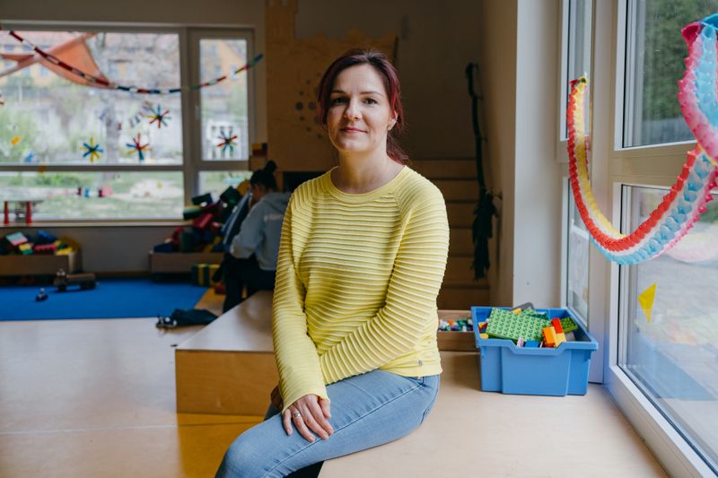 Erzieherin Diana im Gruppenraum des Kindergartens. Vor zwei Jahren hatte die 35-jährige Mutter zweier Kinder selbst einen Zusammenbruch, der als "Burnout" diagnostiziert wurde.