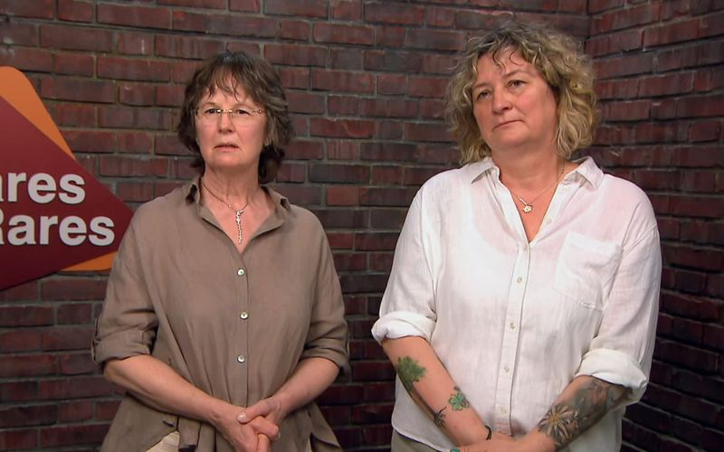 Mitgebracht haben das gruselige Objekt Patricia (links) und Simone, Schwestern aus Troisdorf und Bonn. Von ihrem Besuch der ZDF-Trödelshow erhoffen sie sich neben Geld auch mehr Infos. "Wir wissen nicht: Wie alt ist es? Auch wo es herkommt, wäre interessant zu wissen - und ob die Spieluhr überhaupt noch spielt."