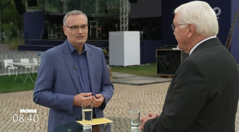 Frank-Walter Steinmeier (rechts) stellte sich den Fragen von Michael Strempel.