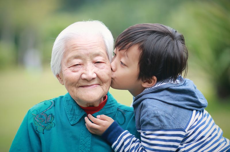 Auf Okinawa ist es nichts Besonderes, 100 Jahre alt zu werden. Viele Menschen auf der Insel erreichen dieses stolze Alter. Deshalb wird die japanische Insel im Ostchinesischen Meer auch "Insel der Hundertjährigen" genannt. Woran liegt es, dass die Menschen dort so alt werden? Wir lüften das Geheimnis der Hundertjährigen und verraten schon mal: Es hat mit der Ernährung zu tun!