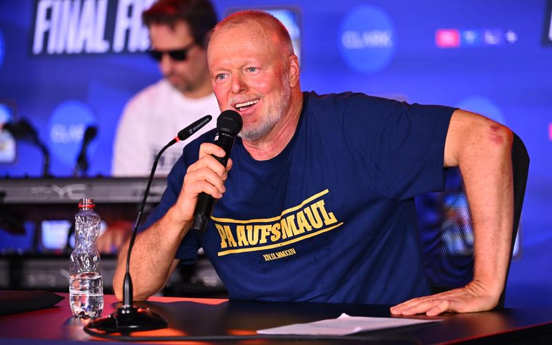 Bei seiner Pressekonferenz nach dem Kampf gegen Box-Weltmeisterin Regina Halmich trug Stefan Raab einen Schriftzug mit dem Titel seines neuesten Hits "Pa aufs Maul".