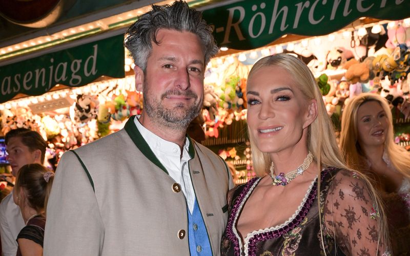 Beim Oktoberfest 2023 präsentierten sich Sarah Kern und Tobias Pankow noch als Paar. Jetzt überraschte die Designerin mit der Nachricht, dass sie sich getrennt hätte. Vom berüchtigten "Sommerhaus"-Fluch will sie aber nichts wissen: "Fakt ist aber, dass wir uns auch ohne das 'Sommerhaus' getrennt hätten", erklärte die Designerin bei Instagram.