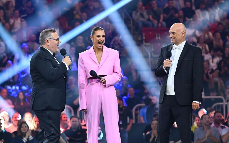 Frank Buschmann (rechts) präsentierte das Raab-Comeback live mit Elton und Laura Wontorra.