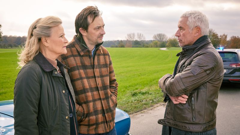 Irmgard (Claudia Rieschel) und Lasse Falkenberg (Steven Scharf, zweiter von links) teilen Kommissar Matthias Hamm (Ralph Herforth) ihre Bedenken am angeblichen Unfallhergang mit.