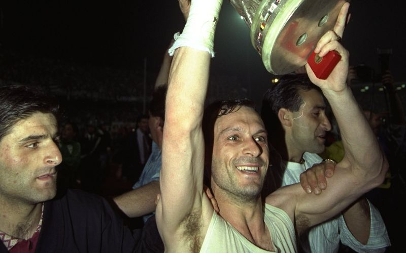 Kurz zuvor hatte Salvatore "Totò" Schillaci (Bild) mit Juventus Turin den UEFA-Pokal gewonnen: Sieben Tore erzielte der italienische Stürmer für die Squadra Azzurra. Sechs davon bei der Heim-WM 1990. Den Sizilianer hatten zuvor nicht mal die Tifosi auf der Rechnung. Hinterher feierte den besten Torschützen und besten Spieler des Turniers die ganze Welt. 