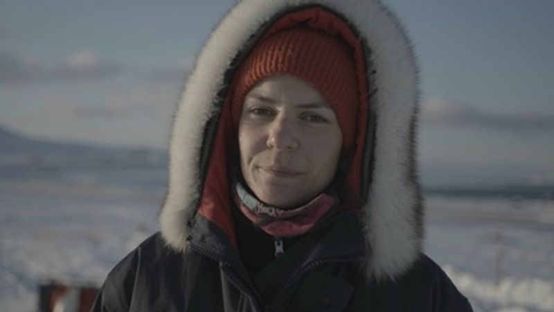 Elisa Akansu gehört zum Forschungsteam, das an der Polarstation in Ny-Ålesund auf Spitzbergen forscht, um die Erwärmung der Arktis besser zu verstehen und in Klimamodellen präziser abzubilden.