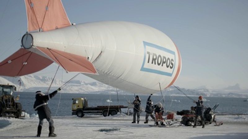 Mit einem Fesselballon untersuchen Forschende des Leibniz-Instituts für Troposphärenforschung (TROPOS) die bodennahen Luftschichten in der Arktis, die eine große Rolle beim Klimawandel dieser Region spielen.