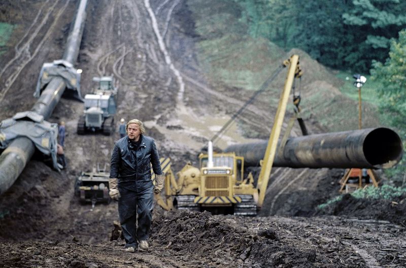 Ein Arbeiter läuft in den 1970er-Jahren an einem Bauabschnitt der "Drushba-Trasse", der Erdgas-"Trasse der Freundschaft", in der Ukraine entlang.