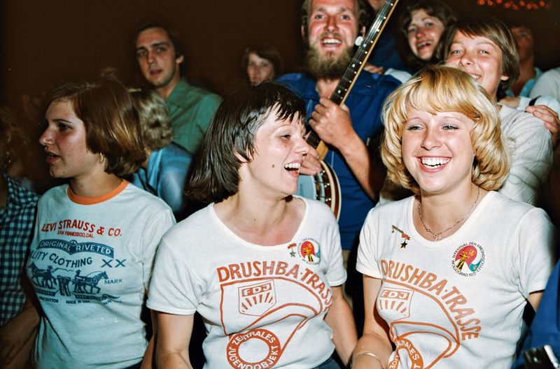 Arbeiterinnen mit "Drushba-Trasse"-T-Shirts beim Feiern in den 70er-Jahren in der Ukraine: Erstmals erleben die DDR-Bürgerinnen eine andere Welt.