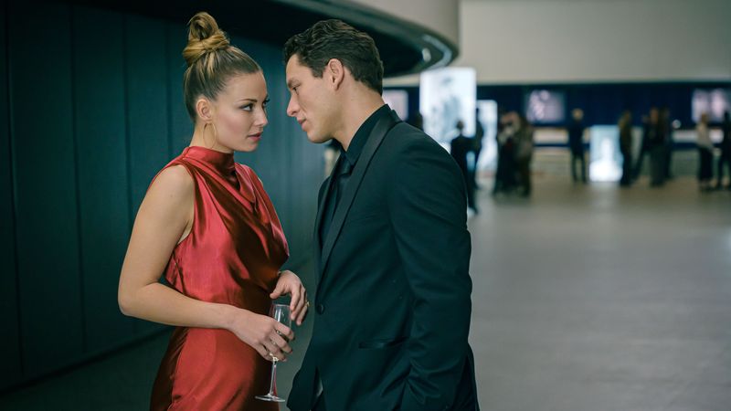 Jungunternehmerin Elle (Lena Meckel) und Bodyguard Ben (Malik Blumenthal) kommen sich auf einer Vernissage ziemlich nahe.