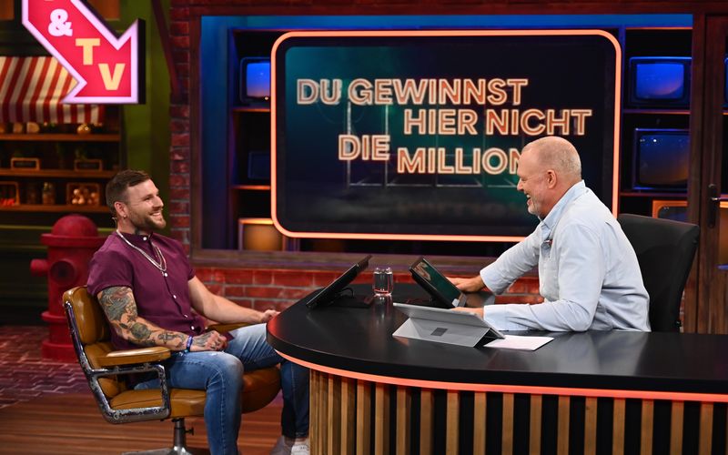 Oliver (links) versucht bei Stefan Raab, die Million zu gewinnen.