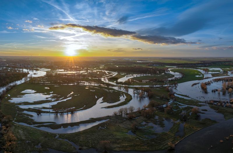 Ohne Zerstörungen: Hochwasser bahnt sich den Wege.