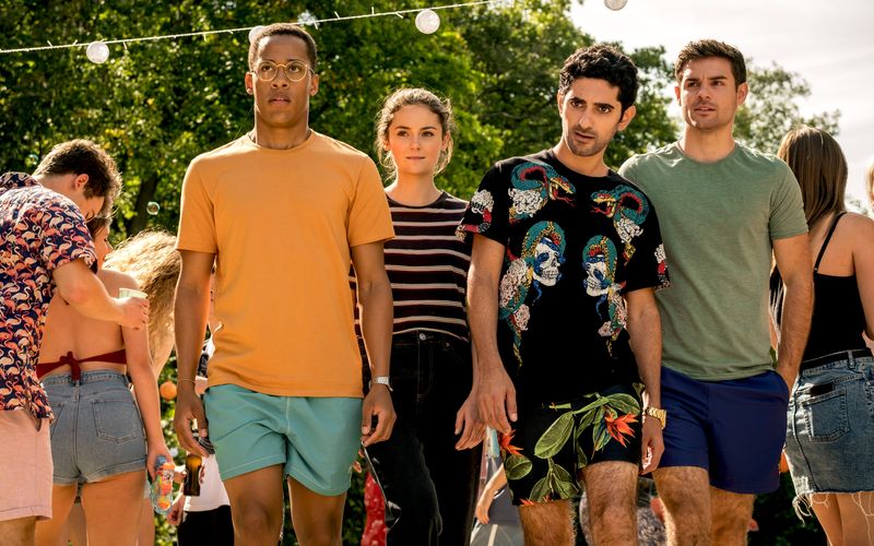 Die Außenseiter-Clique Yannick (Jerry Hoffmann), Hannah (Lea van Acken), Musti (Reza Brojerdi) und Tom (Lucas Reiber, von links) ist zwar nicht eingeladen, taucht aber dennoch bei einer Beach-Party auf. 