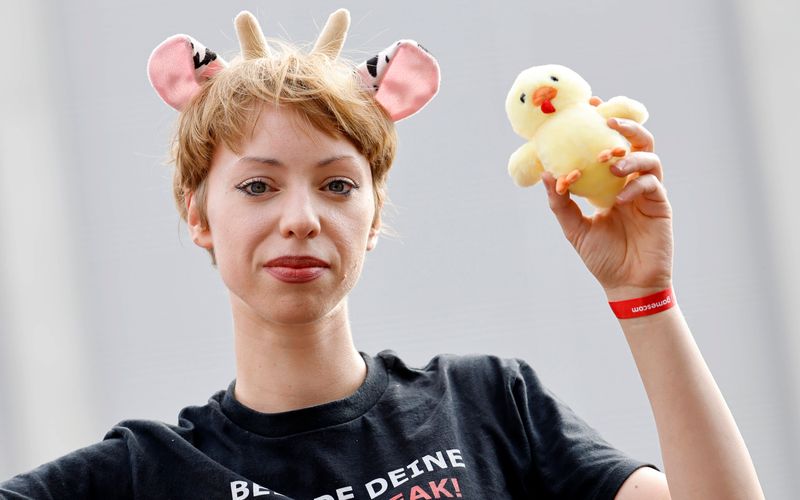 Mit ihren Aktionen und Aussagen eckt Raffaela Raab, auch bekannt als "Die militante Veganerin", an.