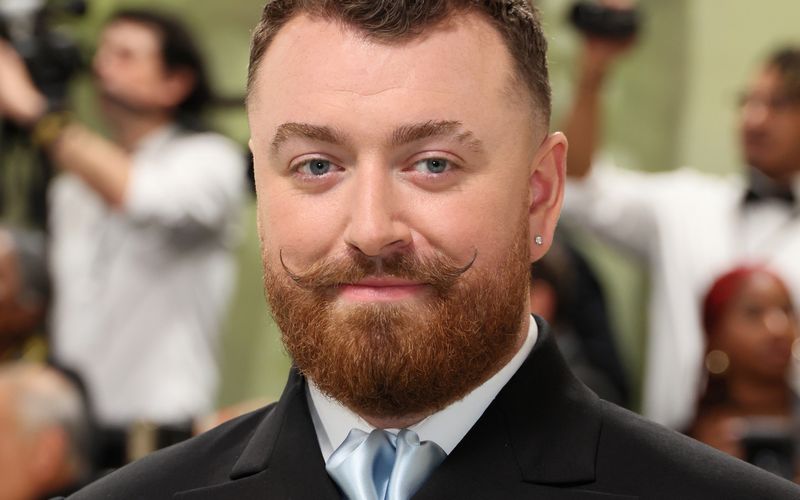 Verstellen? Das war einmal! In den letzten Jahren gaben viele Hollywood- und Musikstars an, dass sie non-binär oder nicht binär sind - wie Sam Smith. Das bedeutet, sie fühlen sich weder dem weiblichen, noch dem männlichen Geschlecht zugehörig. Welche Promis sich neben ebenfalls als non-binär geoutet haben, zeigt die Galerie.  