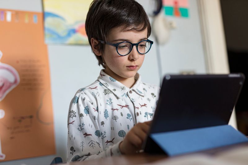 Zu viel Zeit vor Bildschirmen und eine längere Schullaufbahn sollen Kurzsichtigkeit bei Kindern und Jugendlichen begünstigen. 