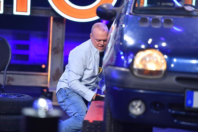 Stefan Raab war beim Spiel "Reifenwechsel" so ehrgeizig wie eh und je.