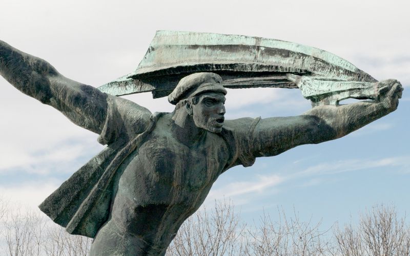 Vom Stalin-Porträt in der Wohnstube bis zu gigantischen Statuen: Die Propaganda-Maschinerie der UdSSR zog alle Register.