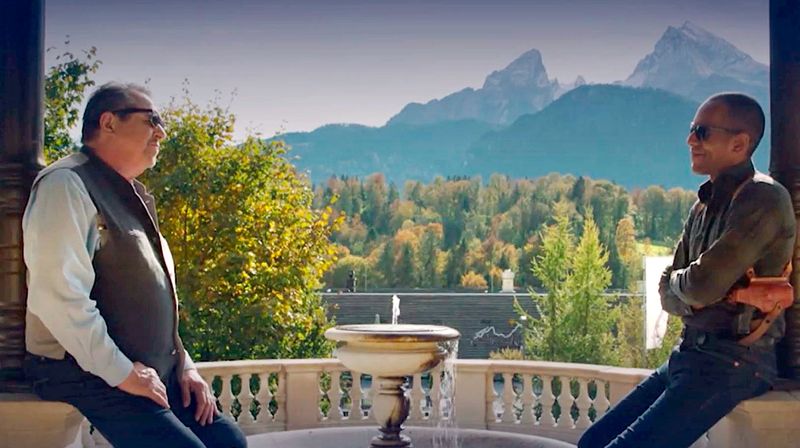 Und der Watzmann schaut zu: Jerry Paulsen (Peter Marton, rechts) und Benedikt Beissl (Andreas Giebel) besprechen einen aktuellen Fall auf der Terrasse des Reviers. 