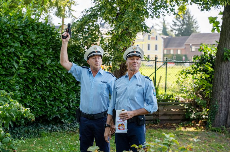 Heino Ferch (links) und Hannes Jaenicke sollen als Dorf-Sheriffs für Recht und Ordnung sorgen.