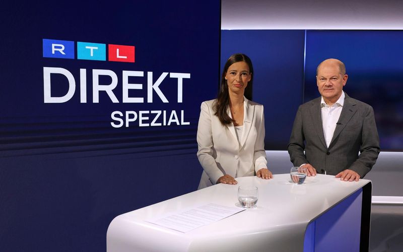 Bundeskanzler Olaf Scholz und Moderatorin Pinar Atalay trafen schon 2023 bei der Sendung "RTL Direkt Spezial: Am Tisch mit Olaf Scholz" zusammen. 